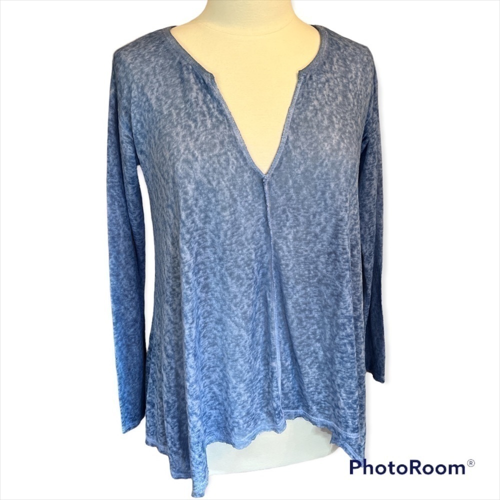 Mavonie Lightweight Knit Flowy Handkerchief Hem. Great layer piece. Size Medium